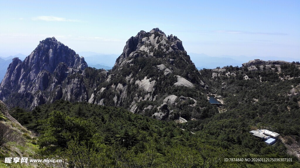 巍峨秀丽的壮美山峰景色