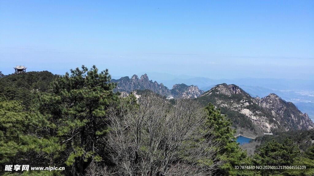 青山翠谷间的秀丽山景