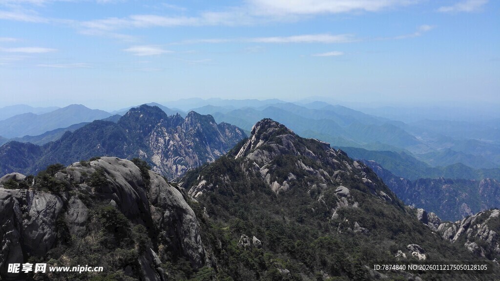 巍峨高山壮丽景致