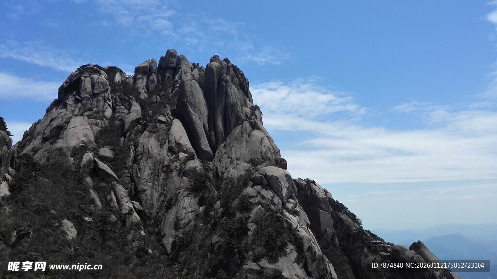 巍峨山峰映蓝天