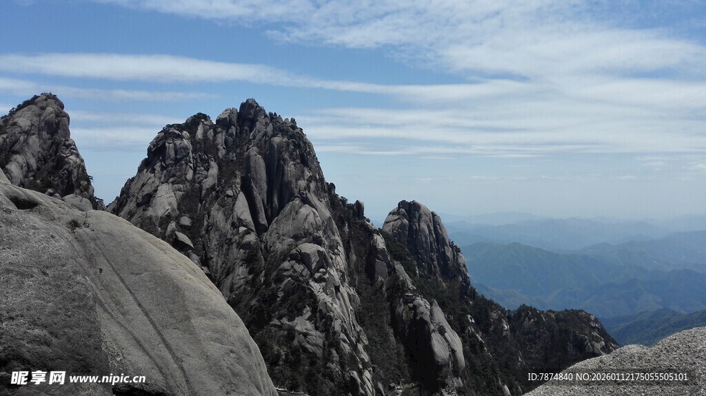 巍峨山峰云雾间美景