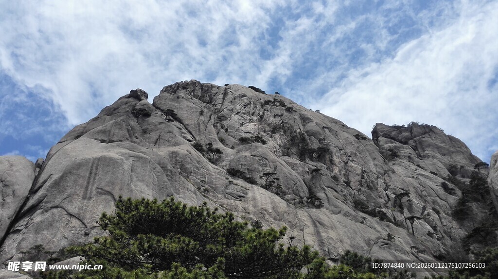 巍峨山峰与蓝天白云