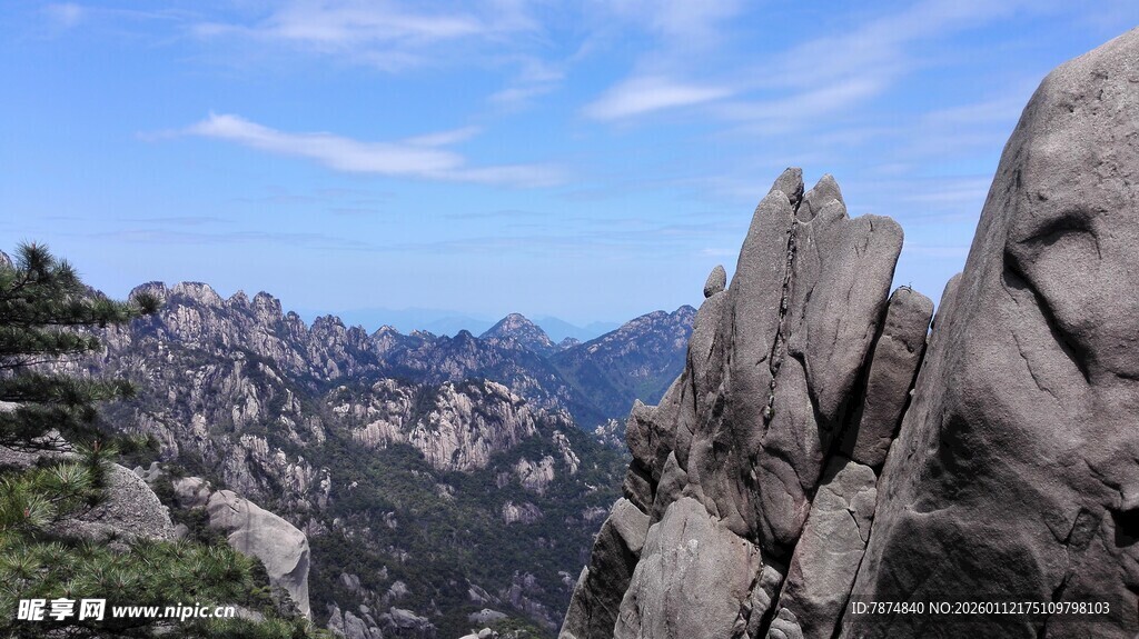 巍峨山峰壮丽自然景观