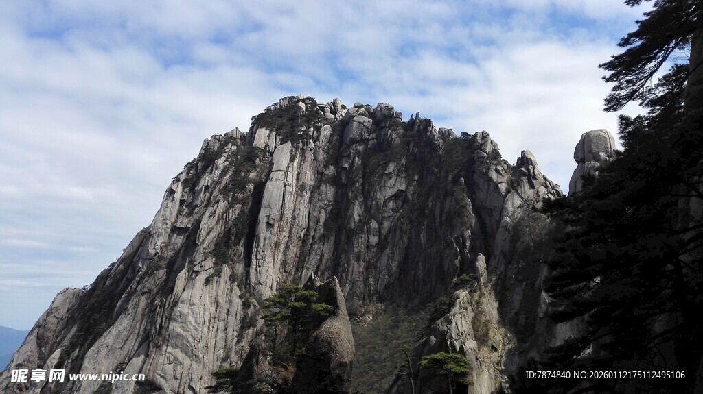巍峨高山尽显壮丽风光