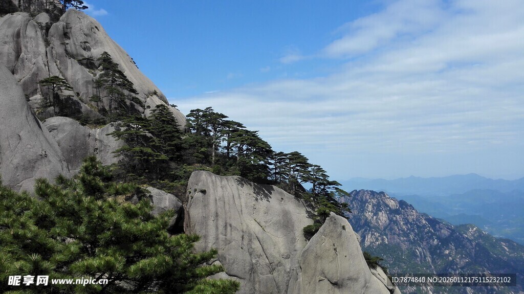巍峨山峰与葱郁植被景观