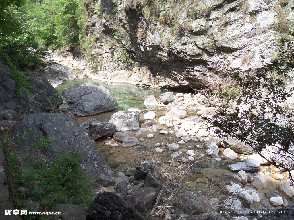 山间溪流与岩石景致