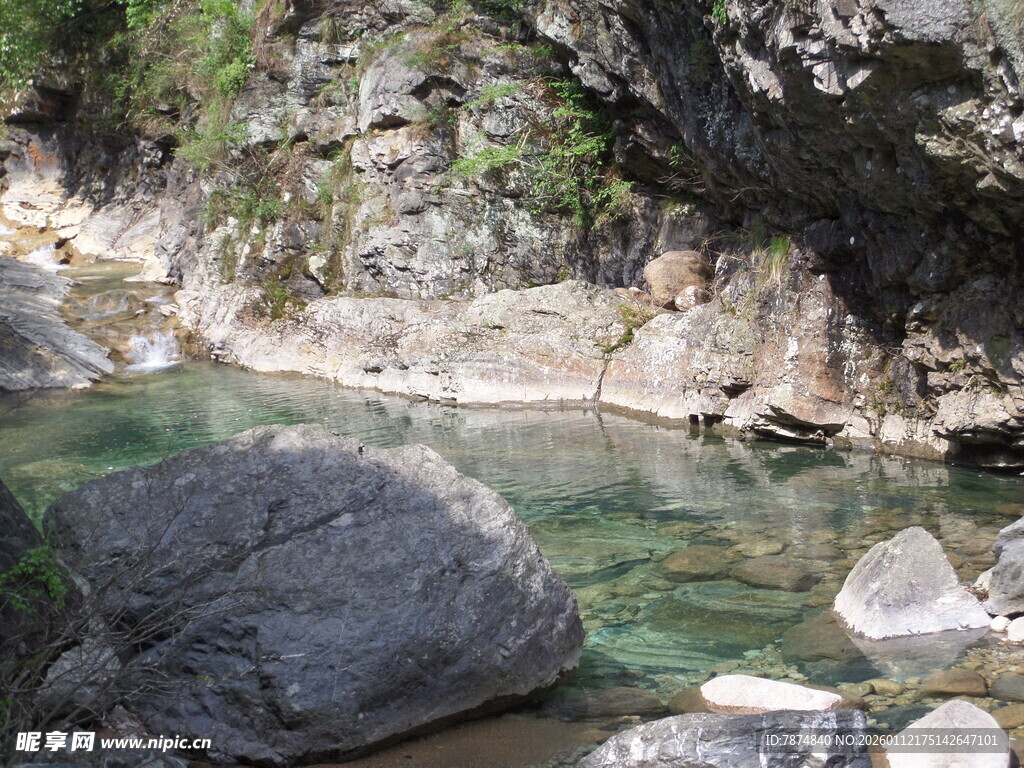 山间清澈溪流与巨石