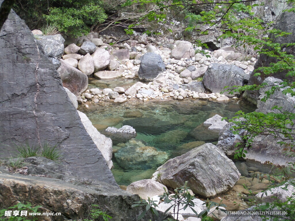 山间清澈溪流与嶙峋怪石
