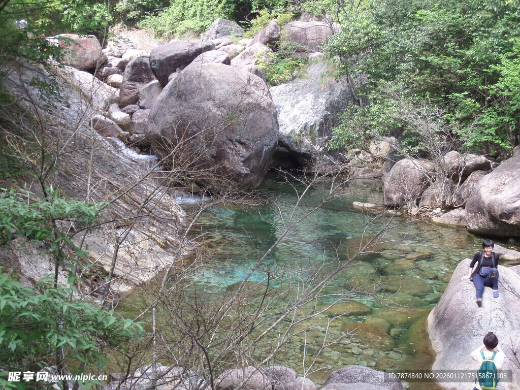 山间清澈溪流与嶙峋怪石
