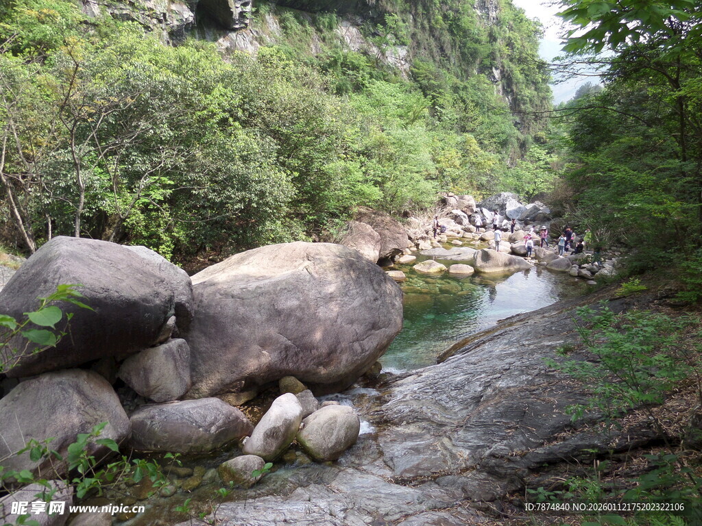 山间溪流与巨石景观
