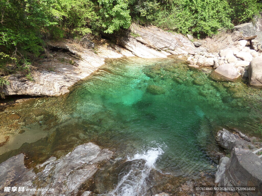 山间碧潭 自然清幽之景