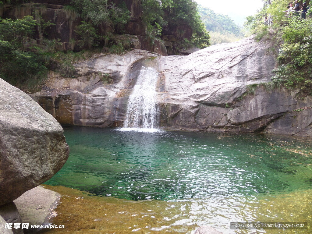 山间清幽瀑布下的碧绿潭水