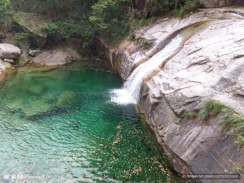 山间清潭瀑布美景