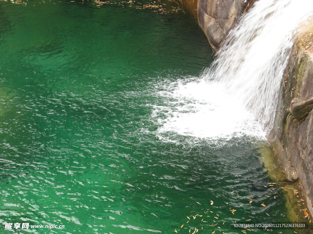 碧绿潭边的灵动小瀑布
