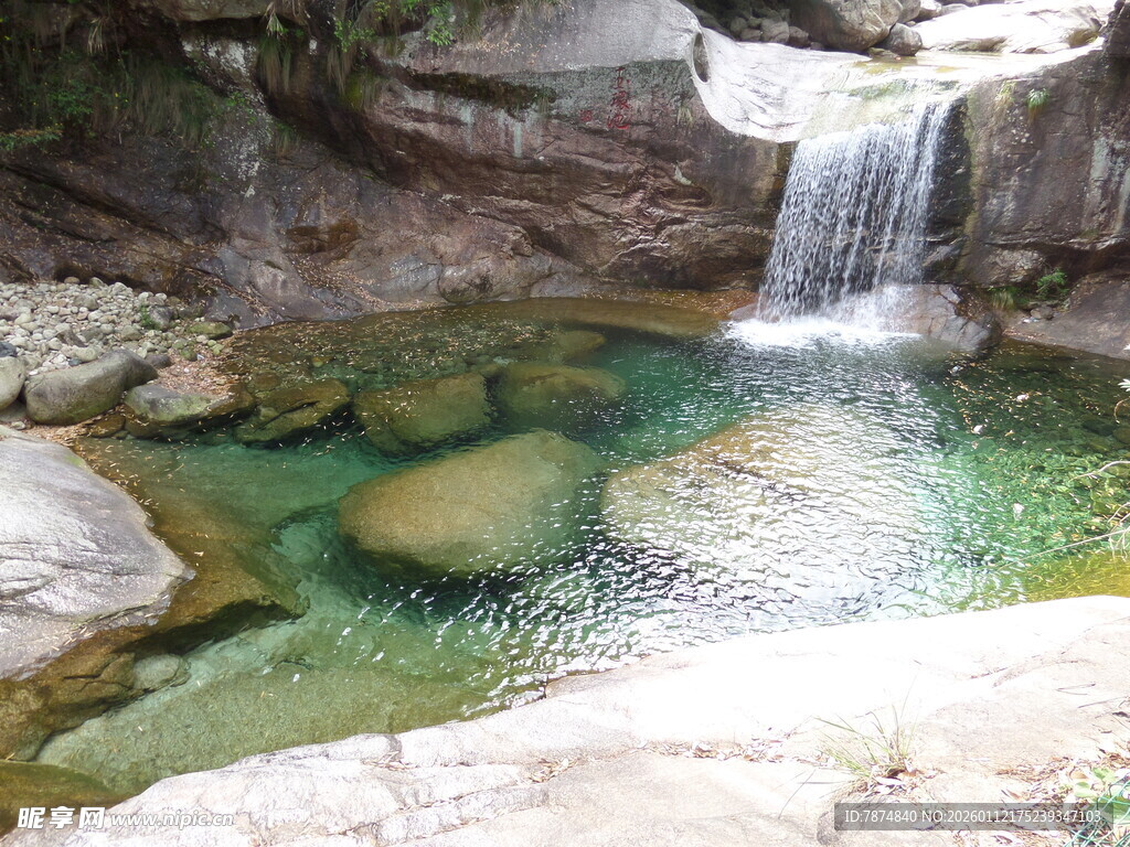 山间清潭瀑布美景
