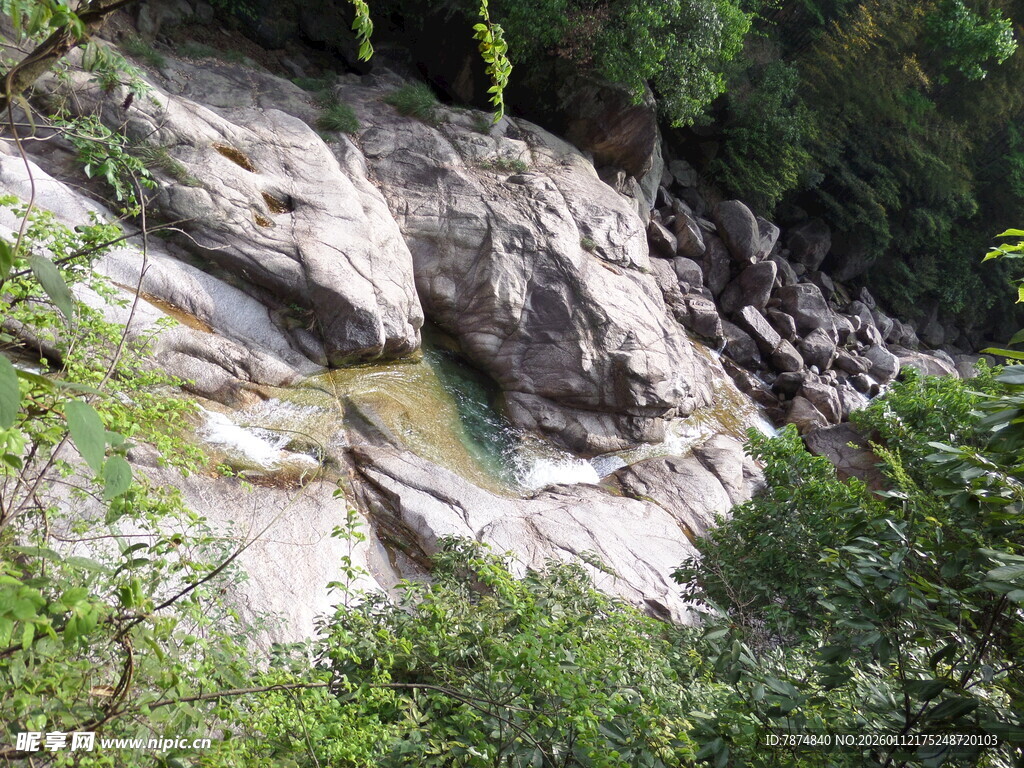 山间溪流旁的嶙峋岩石