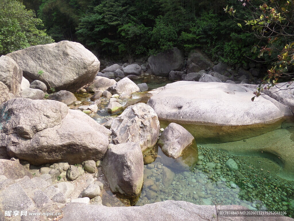 山间清潭与嶙峋怪石