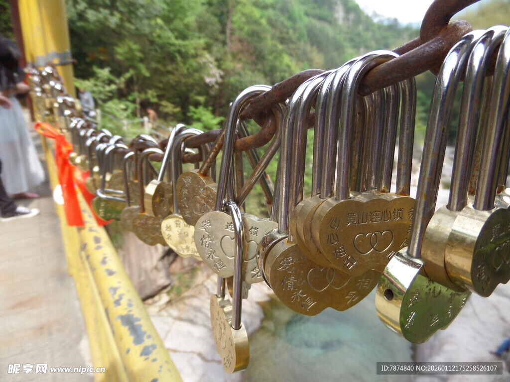 同心锁挂满栏杆
