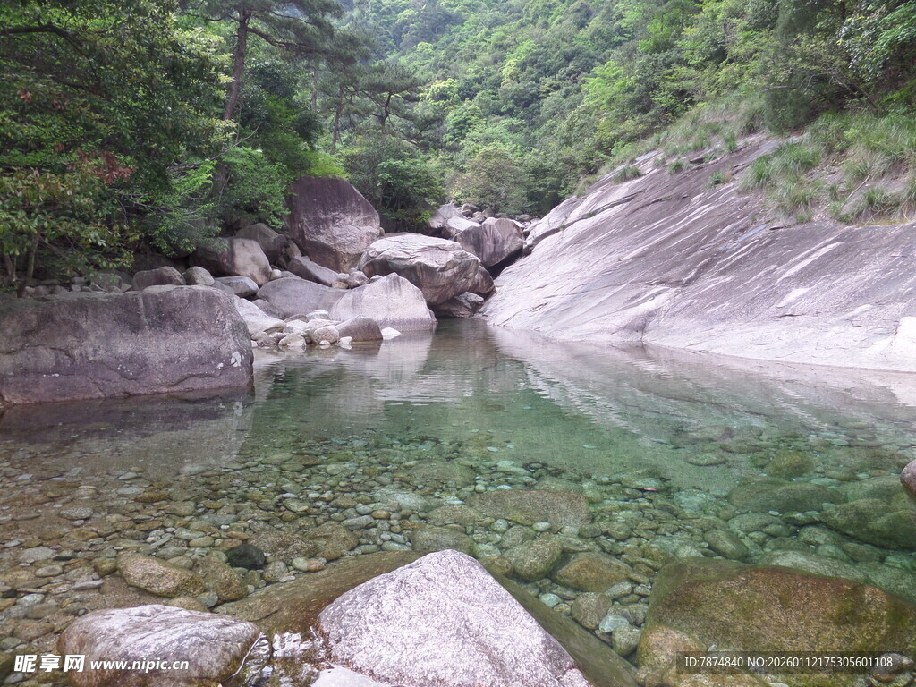 山间清潭 绿意环绕的美景