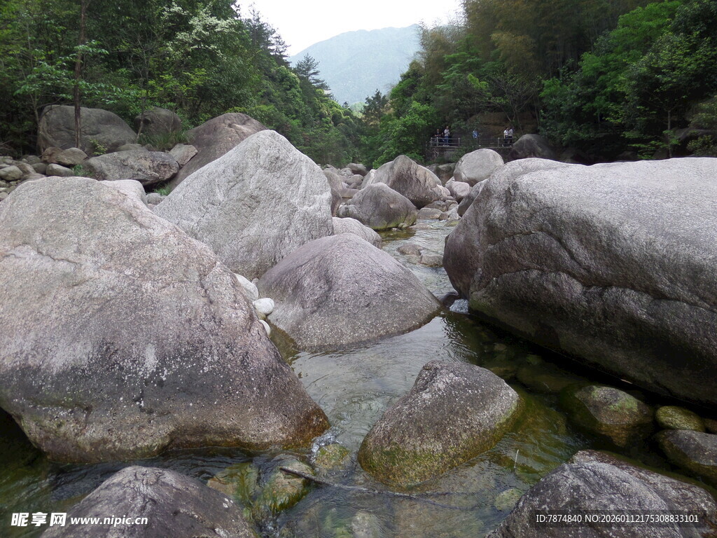 山间溪流与巨石景观