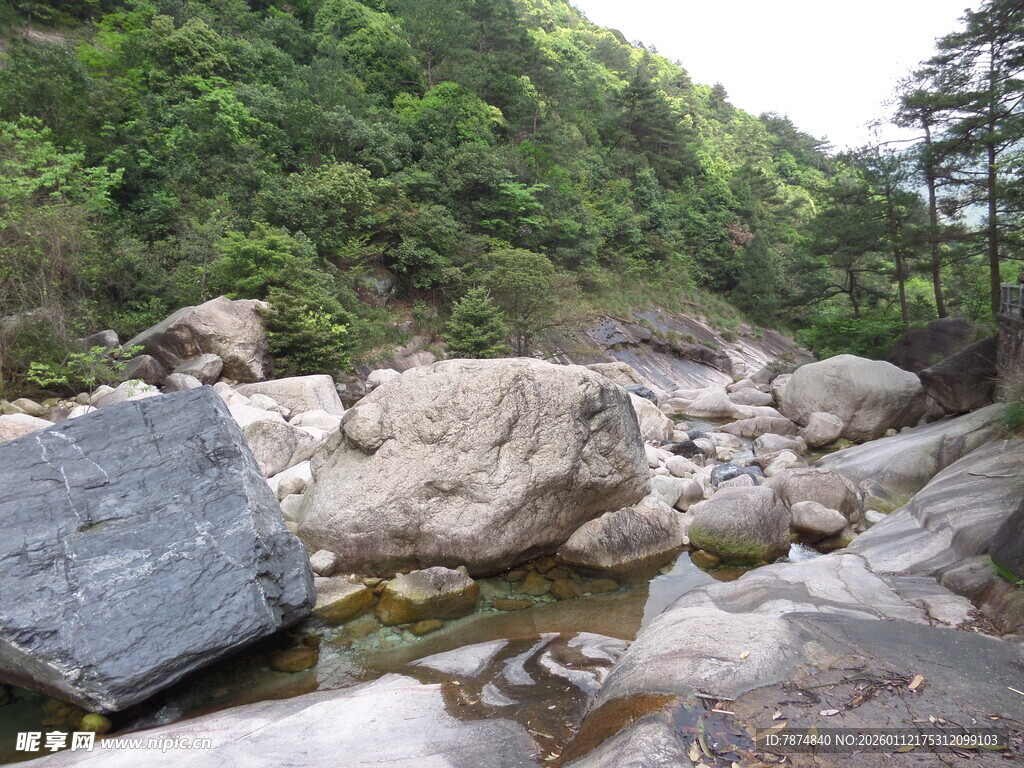 山间溪流旁的嶙峋巨石