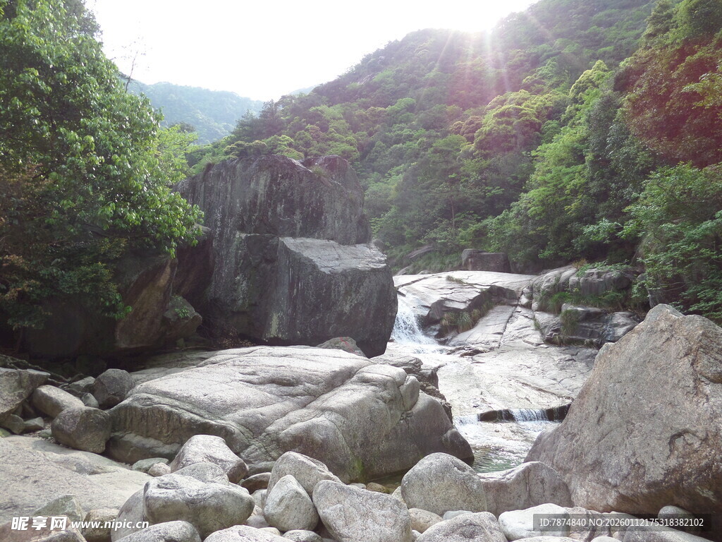 山间溪流与嶙峋怪石景观