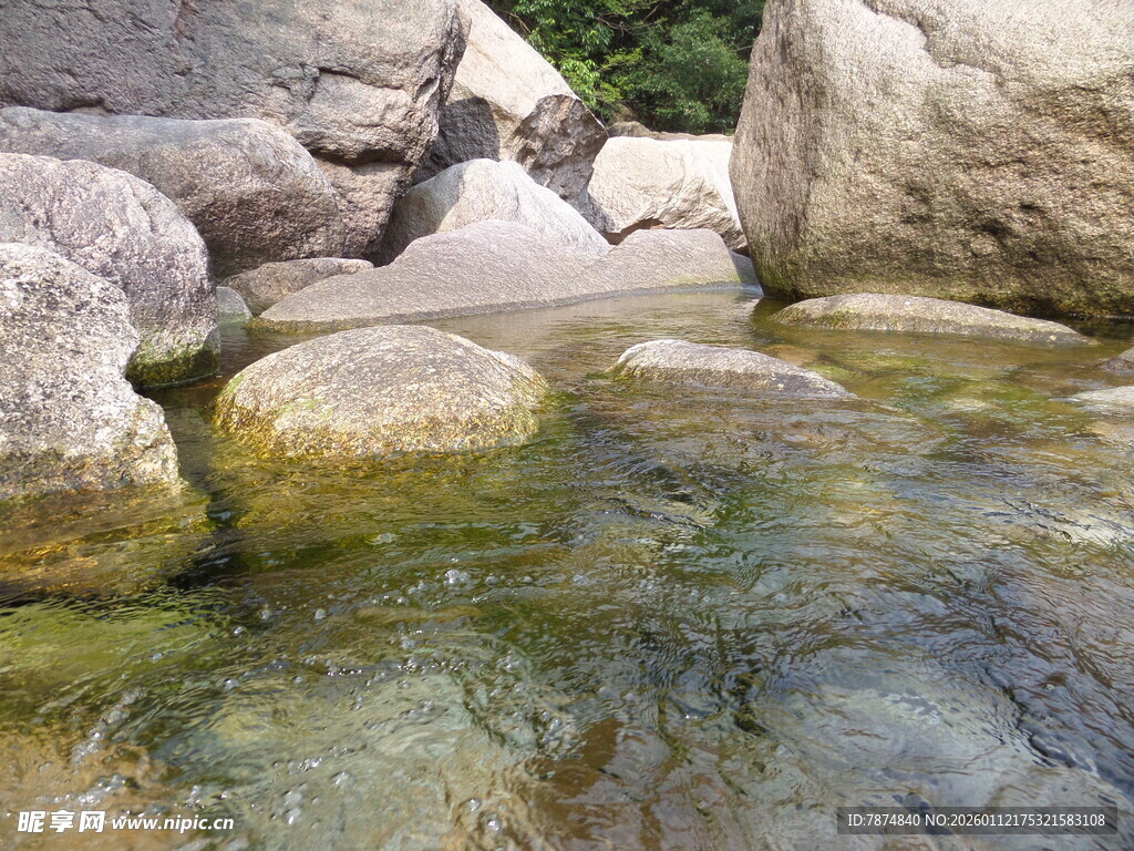 清澈溪流中的圆润石块