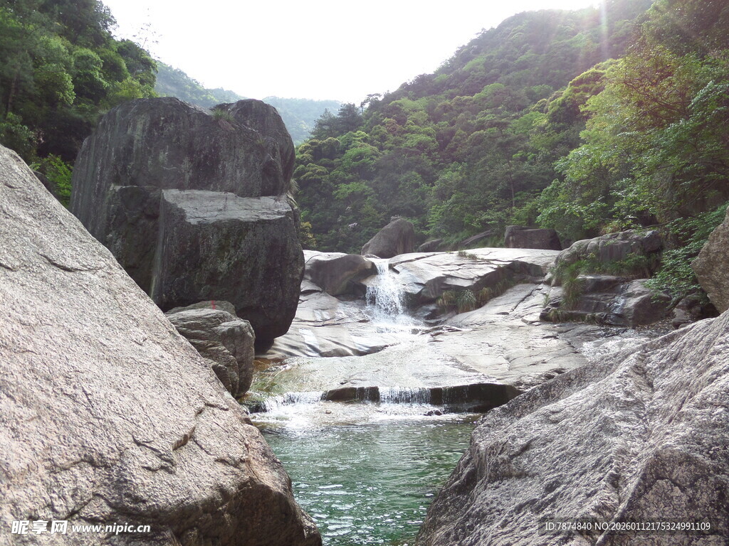 山间溪流奇石自然美景