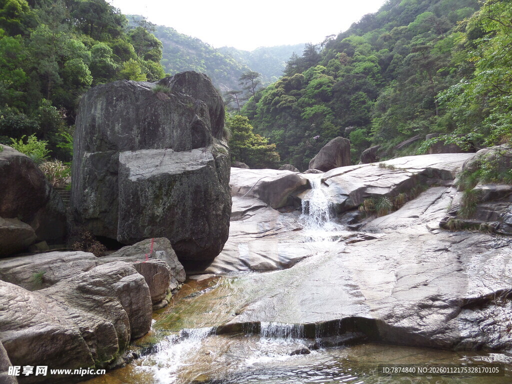 山间溪流与巨石景观