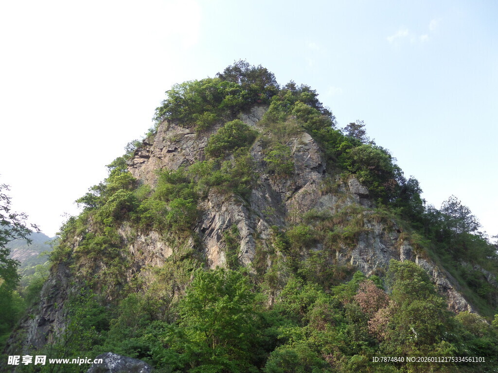 绿意盎然的巍峨山峰