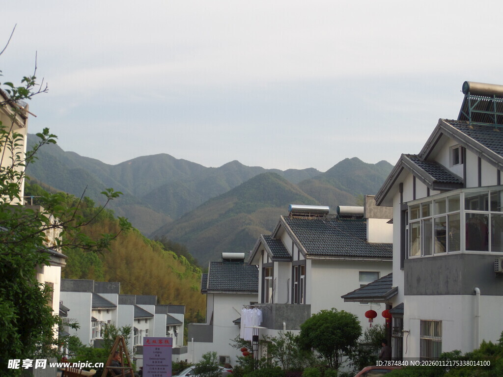 依山傍水的美丽民居