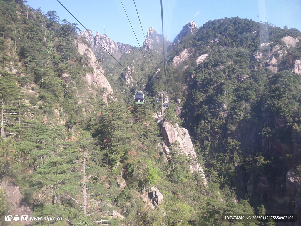 壮丽山景缆车穿梭