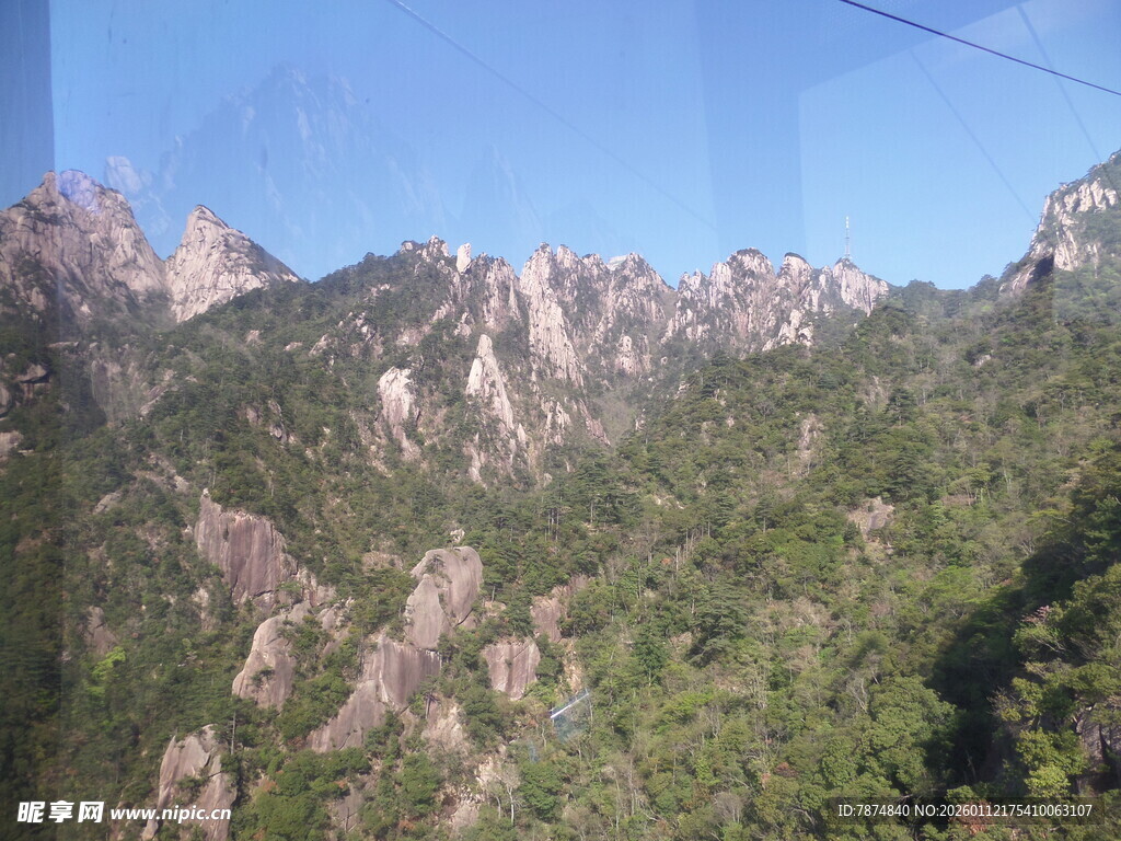 秀丽山峦绿意浓