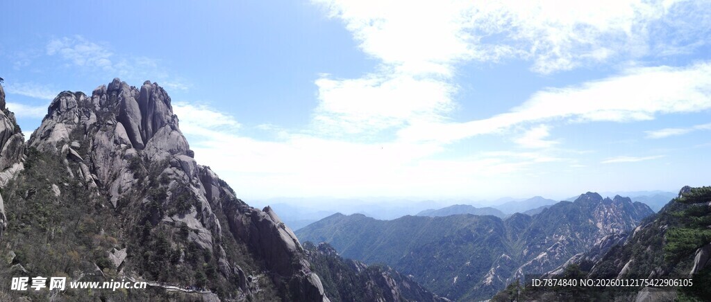 壮丽山峰与蓝天白云景观