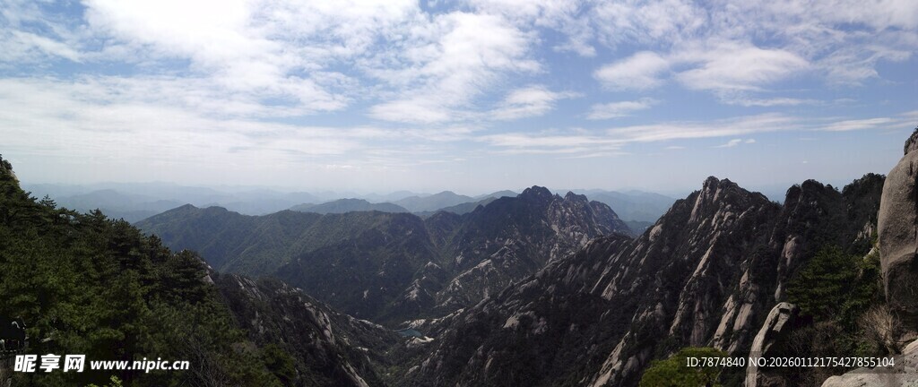 壮丽山景 云雾缭绕的峰峦