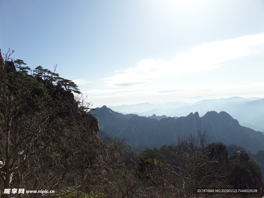 山峦叠翠的壮阔自然景观
