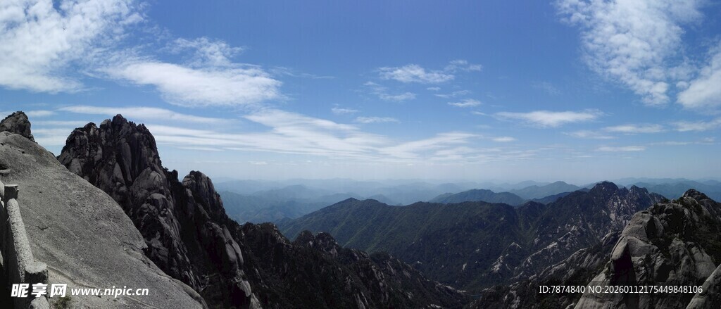 壮丽山景 蓝天白云下的巍峨