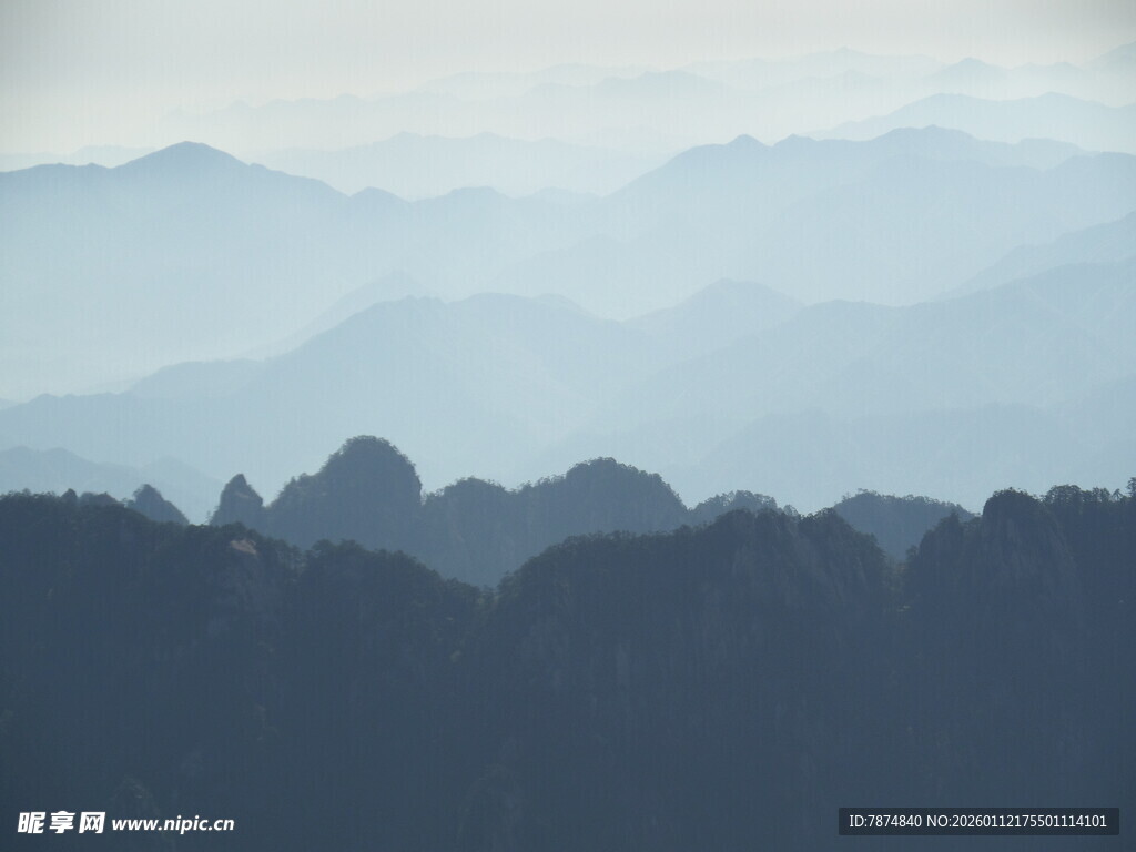 山峦叠嶂的朦胧美景