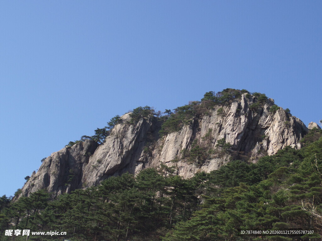 巍峨山峰绿意环绕