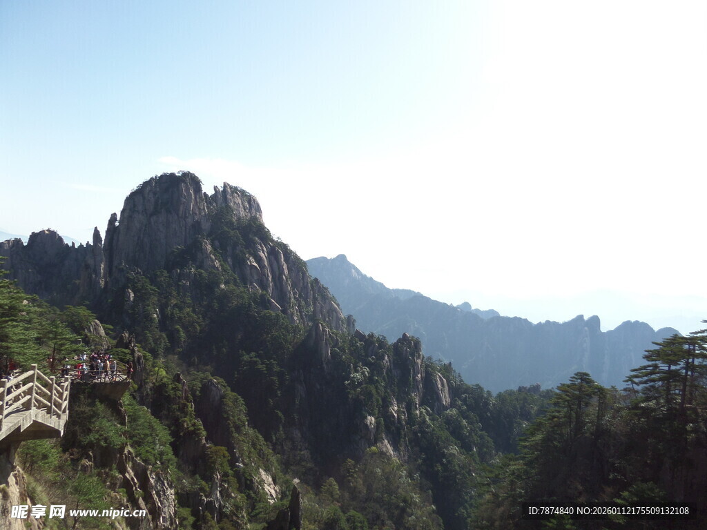 壮丽山景与蜿蜒山间栈道