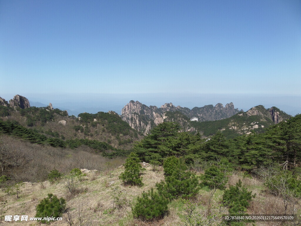 山间景致 蓝天绿树相衬