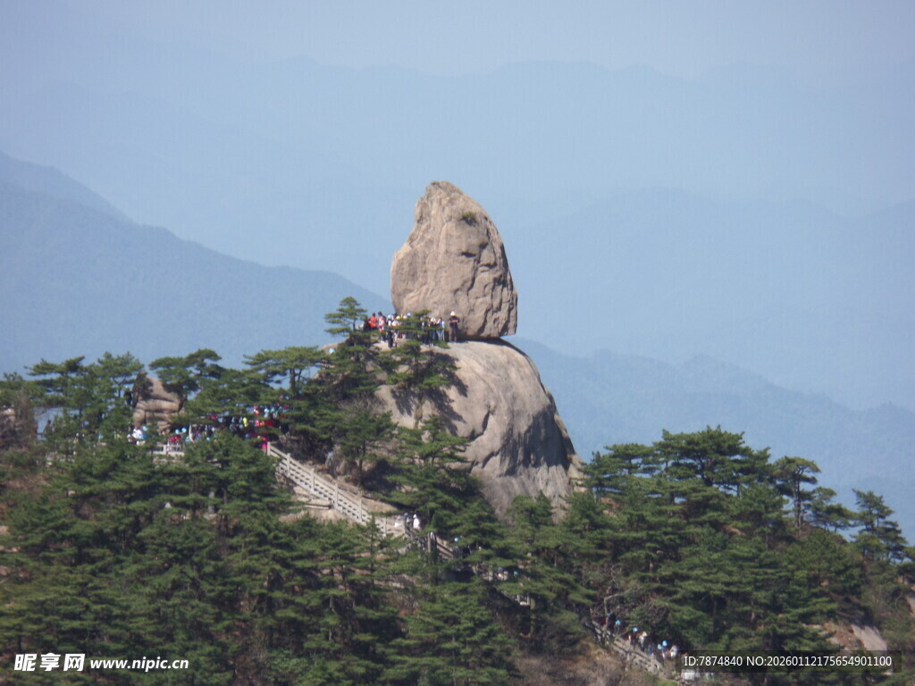 奇峰耸立山林间