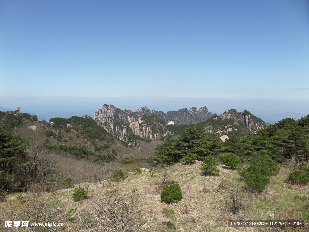 山峦景色 蓝天映衬绿意
