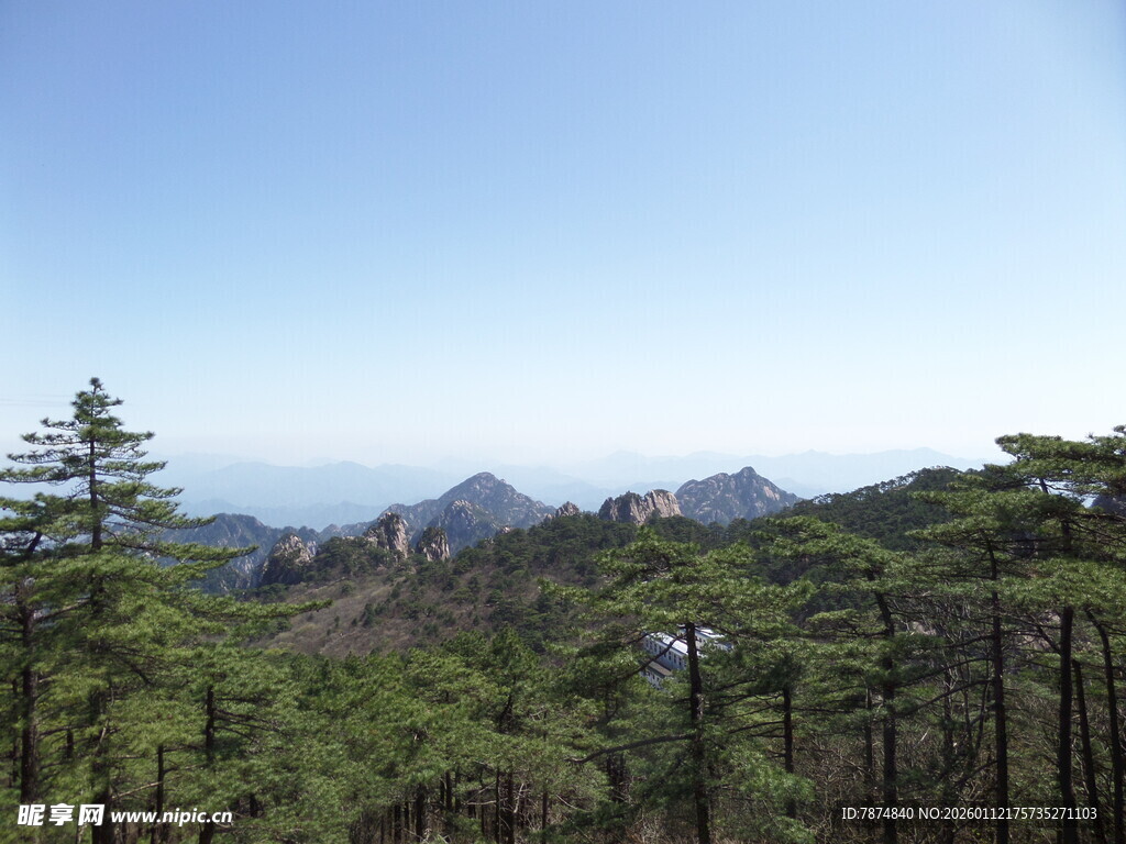 山林间眺望壮丽山峦风光