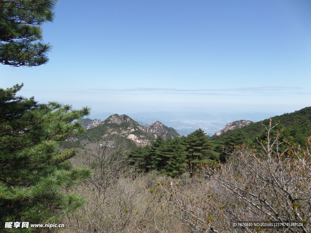 山间景致 绿意与蓝天相映