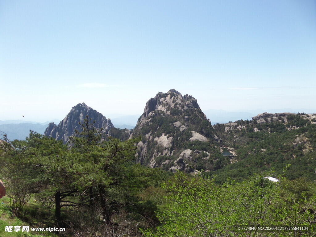 巍峨山峦绿意环绕的美景