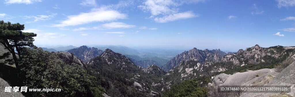 壮丽山景与广阔蓝天