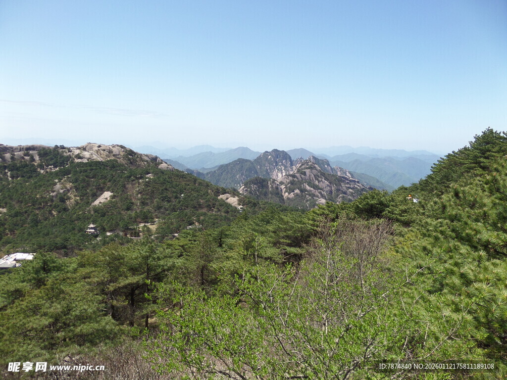 青山绿树间的秀丽山景
