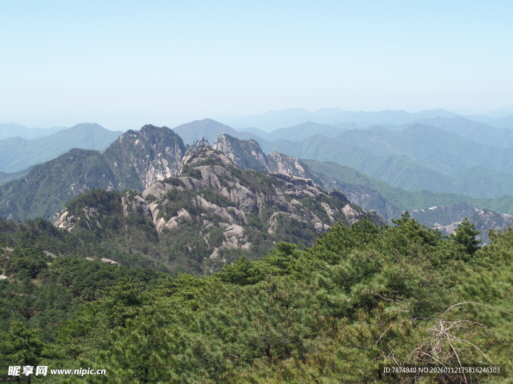 巍峨山峦绿意环绕