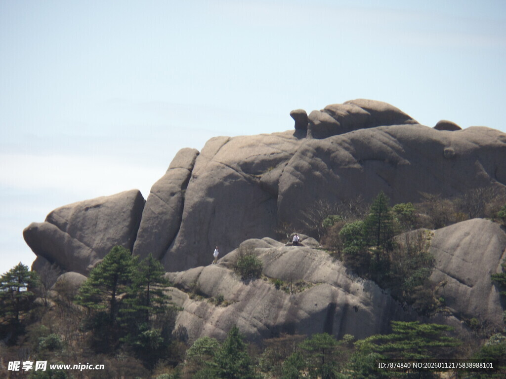 巍峨山石 尽显自然之壮美